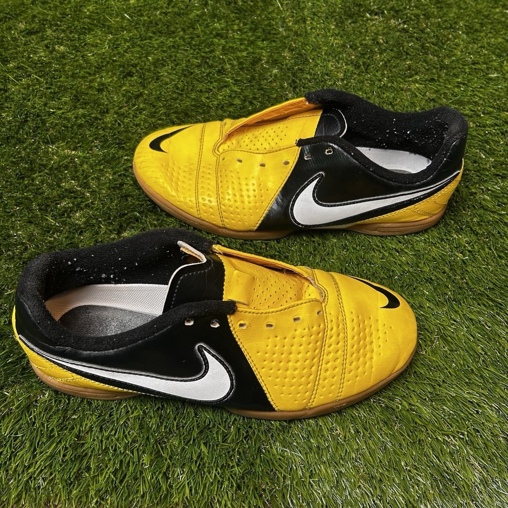 NIKE Indoor Soccer Celts CTR360 LIBRETTO III IC‎ CITRUS/WHITE/BLACK Size 5Y